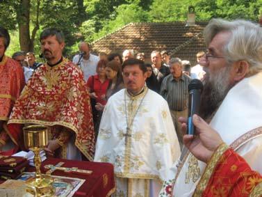 ...из летописа ове три девојке - Ралa, Денa и Сарa сазидале су три цркве на подручју села Великe Пчелицe. Ове светиње су по њиховим именима назване Ралетинац, Денковац и Саринац.