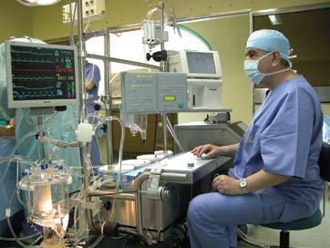 Živojin Jonjev Hirurg započinje koronarnu operaciju na površini srca, tačno iznad koronarne arterije manjim rezom (incizijom).