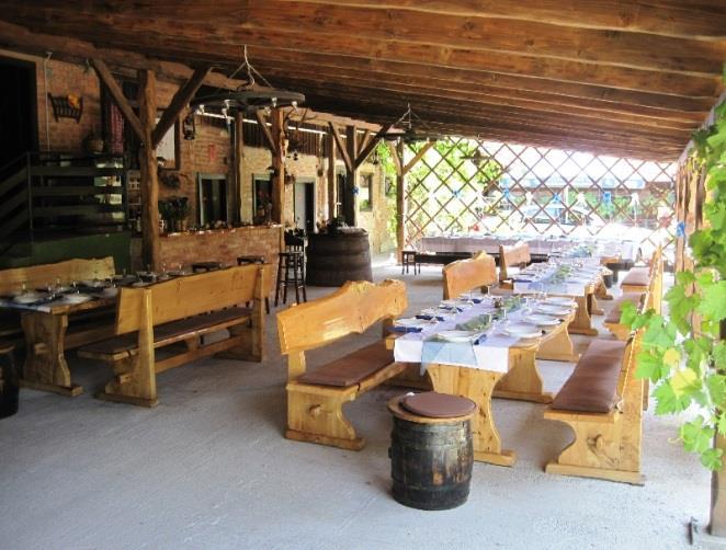 Naravno, na odluku je utjecao i veliki broj turista u Daruvaru zbog poznate lječilišne ponude. Slika 17. Restoran obitelji Kovačević Izvor: vlastita fotografija, 2017. Pun pogodak g.