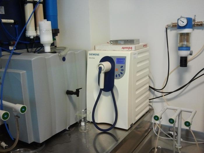 3.1.4. Ultračista voda Razrjeđivanja i pranja posuđa rađena su ultračistom vodom (0,055 µs/cm) priređenom uređajem Siemens Ultra clear. Slika 3.