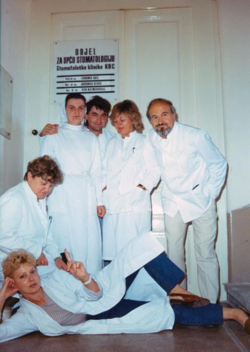 Djelatnici Zavoda za morfologiju zubi snimljeni 1990. godine. Staff of the Department of morphology of teeth in 1990. S lijeva stoje / from left standing: Pashke Paluca - med.