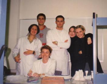 Jelena Dumančić sa grupom studenata u pretkliničkoj vježbaonici, 1998.