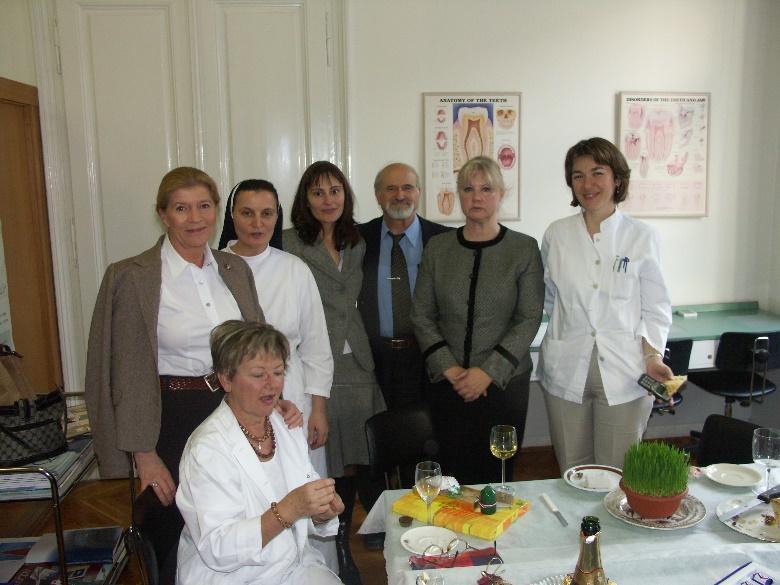 Vera Njemirovskij i Jadranka Keros u laboratoriju Zavoda za dentalnu antropologiju, 2004.