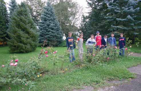 Najmla i u~esnik, dvadesettrogodi{wi Gostimir pri~a da "svaki cvijet zna u glavu#, jer dvori{te je dio wega. - Kod cvije}a mi i mama pripomogne, sve ostalo je moja briga.