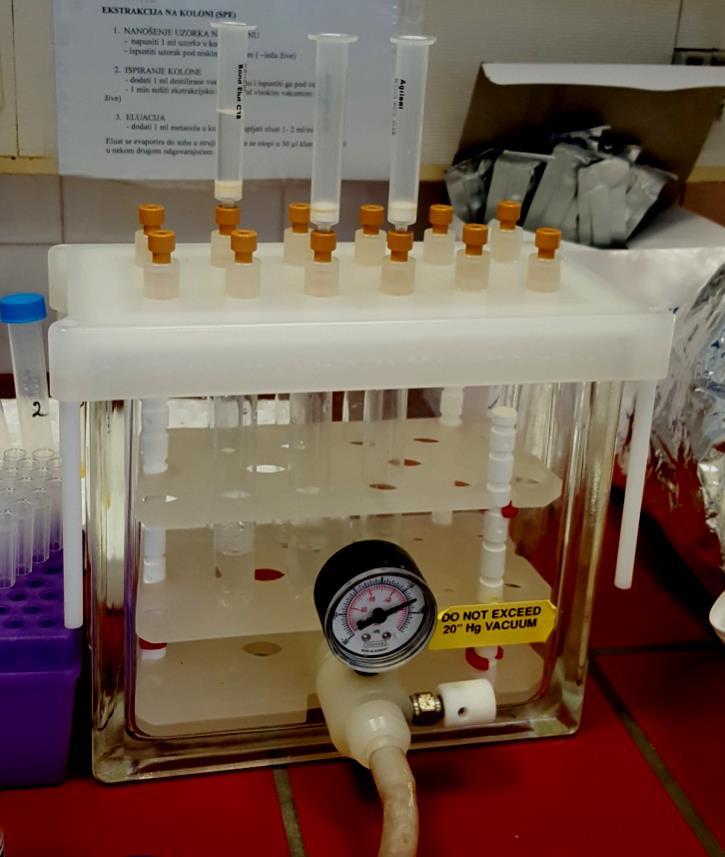 Slika 7. Vakuum kada za ekstrakciju s kolonama 3.4. Instrumentalna analiza GC-MS metodom Uzorci su analizirani plinskim kromatografom sa spektrometrom masa, Shimadzu GCMS-QP2010 (Slika 8).