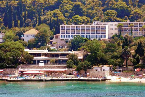 Plaža: hotelska šljunčana plaža sa barom i restoranom Hotel Adriatic - Položaj: smješten na poluotoku Lapad, udaljen 4 km od stare jezgre Dubrovnika Najčešćiji je odabir mlađih gostiju.