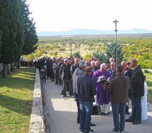 Dušni dan Proslavili smo Dušni dan, odnosno Dan spomena na vjerne mrtve. Po tradiciji naše župe sinoć su brecala zvona na svim našim crkvama u spomen na naše vjerne pokojnike, a jutros je služena sv.