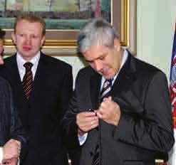 [teto~ina: Nekontrolisano i bahato rasipawe narodnih para Tadi} iscedio milione iz buyeta Aktuelni predsednik Republike Srbije Boris Tadi} samo je u jednoj godini svog mandata, kao truleks krpu,