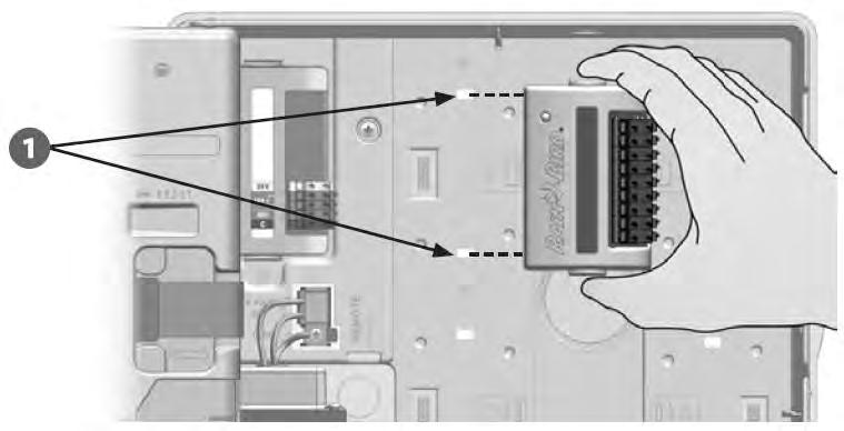 Ugradnja modula za proširenje stanica Stanični modul isporučen s ESP-LXME programatorom instalirajte u utor za module. Dodatni moduli za proširenje mogu se kupiti odvojeno.