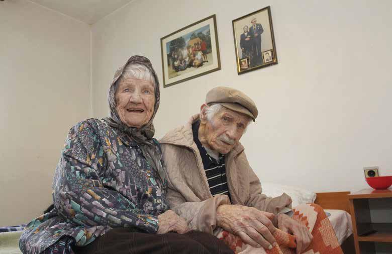 Ana ima 102 godine, Ivanu su 103, a u braku su 86 ljeta! Bračni par Batalić iz Maovica Gornjih, iznad Vrlike, najstariji su bračni par u Evropi, a kako kaže njihova kći Smilja treći na svijetu.