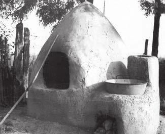 KRUŠNA PEĆ KRUŠNA PEĆ, tradicionalni dvorišni objekt na salašima koji je služio za pečenje kruha i drugih jela. Imao ga je u pravilu svaki salaš na pogodnom mjestu u avliji.