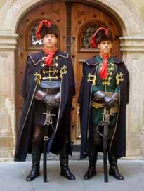 U francuskoj vojsci naziv Cravattes (Hrvat) spominje se već 1632. godine i odnosio se na manje formacije slobodnih satnija Hrvata (compagnies franches Croates). 13. kolovoza 1643.