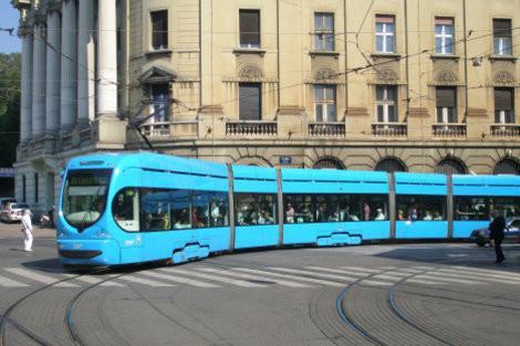 Слика 3.11,b Вишемодулни трамвај: Ђуро Ђаковић, произведен у Хрватској.1.1. Погон и ослањање шинских средстава превоза Погон шинских средстава превоза у ЈГПП- у реализује се електромотором на једносмерну струју.