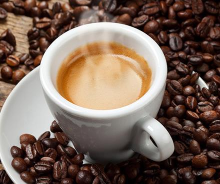 Espresso kava Espresso kava je osnovni napitak od kave, poslužuje se u raznim dužinama, koje ovise od puštanja vruće vode kroz samljevenu kavu.