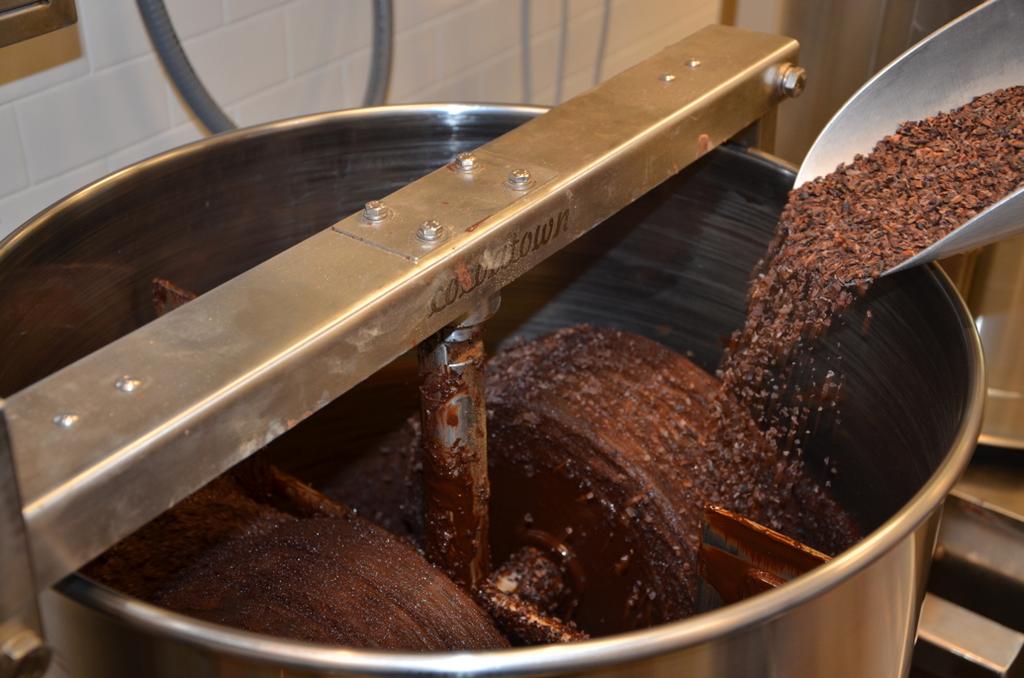 materijal koji se zove kakao masa ili prešani kakao. Ekstrahirani kakao maslac se zatim filtrira i skladišti u spremnicima u tekućem obliku za upotrebu u proizvodnji čokolade.