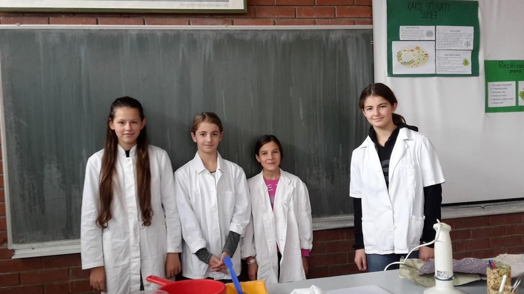 profesorica biologije i kemije Katica Antol te članovi njezine Eko grupe koju čine Jelena Glasovac (7.c), Meri i Andrea Brzica (5. d) te Katarina Vilić (5. b).