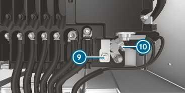 # Akumulator elektropokretača gurnite poprečno u odnosu na smjer vožnje u njegovo učvršćenje. # Umetnite nosač 3.