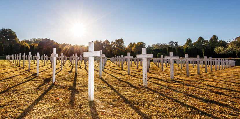 svjetskog rata, iz koje je ekshumirano 938 tijela, a na njeno je mjesto postavljeno 938 bijelih križeva. U središnjem dijelu groblja 5. kolovoza 2000.