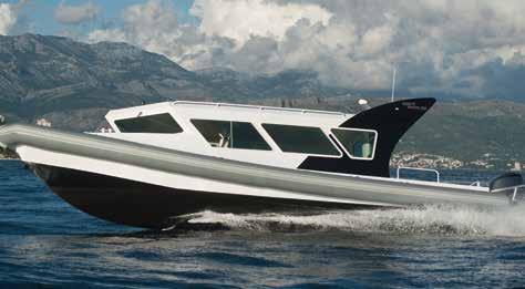 As in all of their yachts, it is molded by vacuum infusion over a stainless steel frame all in order to provide maximum performance and safety.