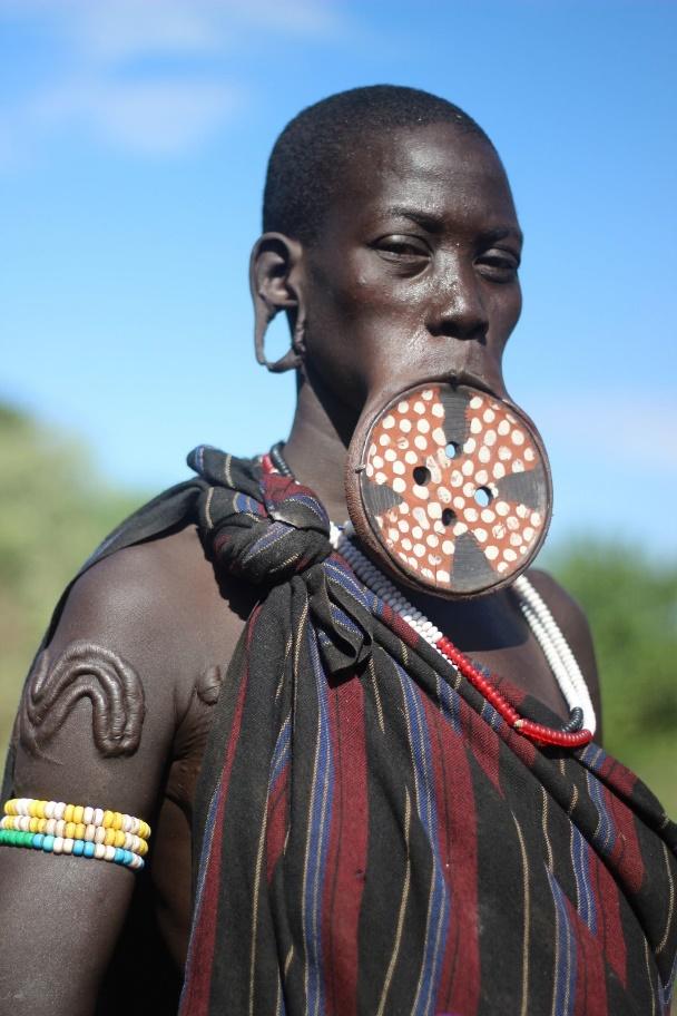 Žena iz 'Mursi' plemena, Etiopija (foto: Sarine Arslanian) (Preuzeto s: https://epicureandculture.