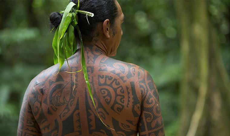 kako je tetovaža puna svetosti i duhovne moći. Na to utječe dolazak evanđeoskih misionara u Tahiti 1797. godine. Ovi misionari pomogli su izraditi prve pisane zakone u Tahitima.