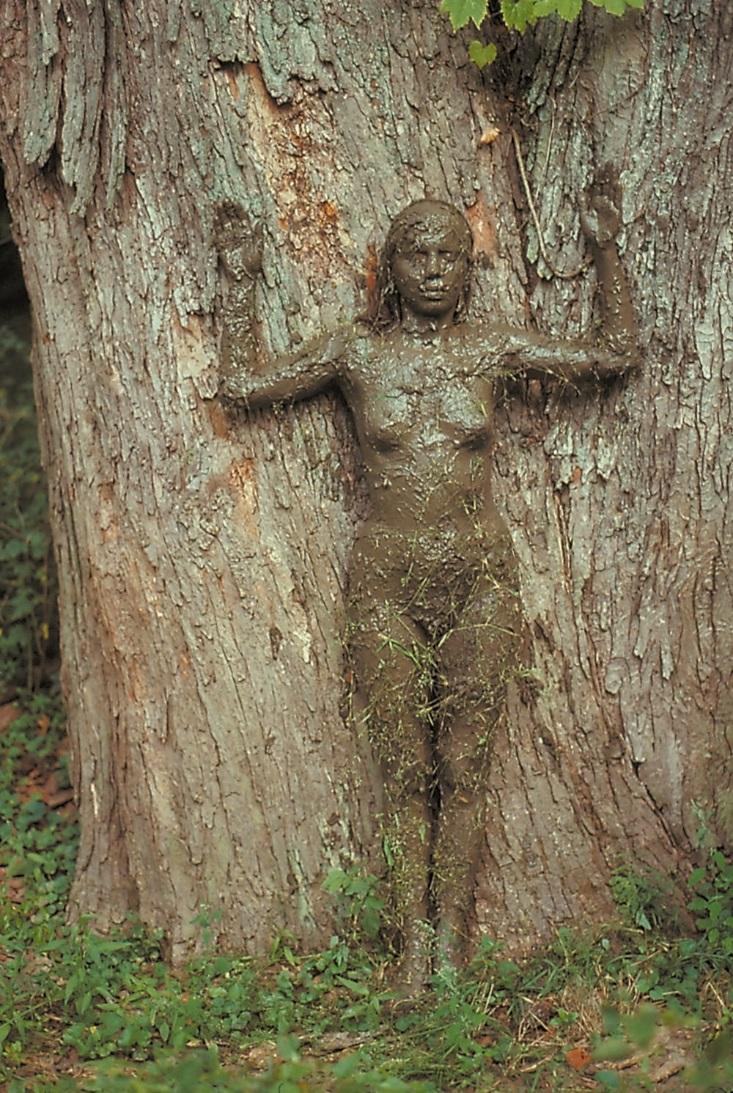 Stablo Života. Za ovaj rad, Mendieta se opasala blatom i stajala, podignutih ruku, u podnožju postojećeg živućeg stabla.