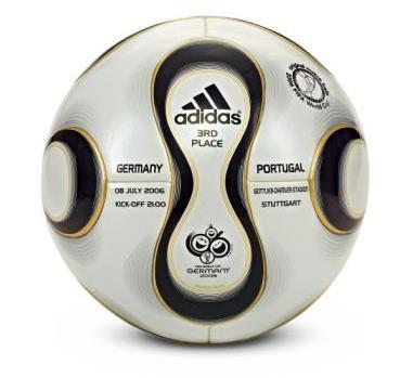2006. SP Njemaĉka Adidas Teamgeist Nogometnom loptom Adidas Teamgeist predstavljen je radikalno novi dizajn 14-panelne konfiguracije koja je formirala glatku i savršeno okruglu površinu koja je