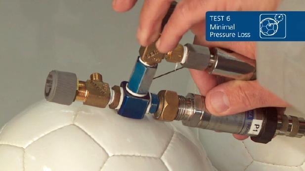 Na slici 31 prikazan je manometar za mjerenje tlaka u lopti. Slika 31.