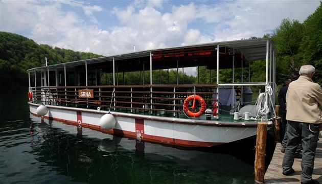 Na najvećem jezeru Kozjak plovi 6 velikih elektrobrodova kapaciteta 100 osoba između pristaništa P2 i P3, te 2 mala elektrobroda kapaciteta 50 osoba između pristaništa P1 i P2.