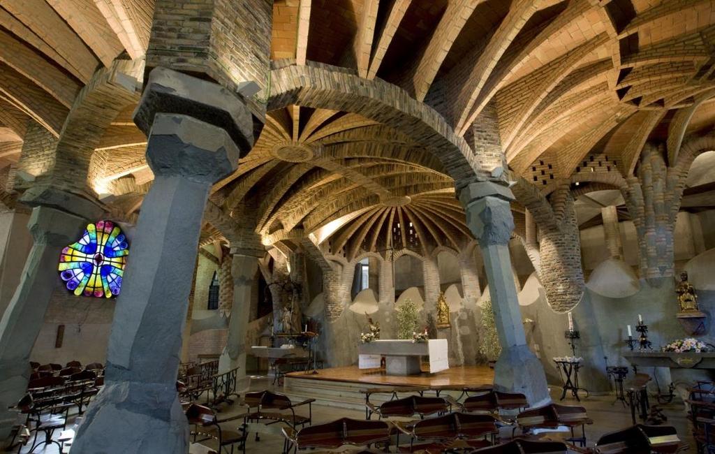 Премер прото параметарског моделовања датира још од краја деветнаестог века када је каталонски архитекта Антонио Гауди (Antonio Gaudi) користио аналогни модел висећих канапа како би дефинисао форму