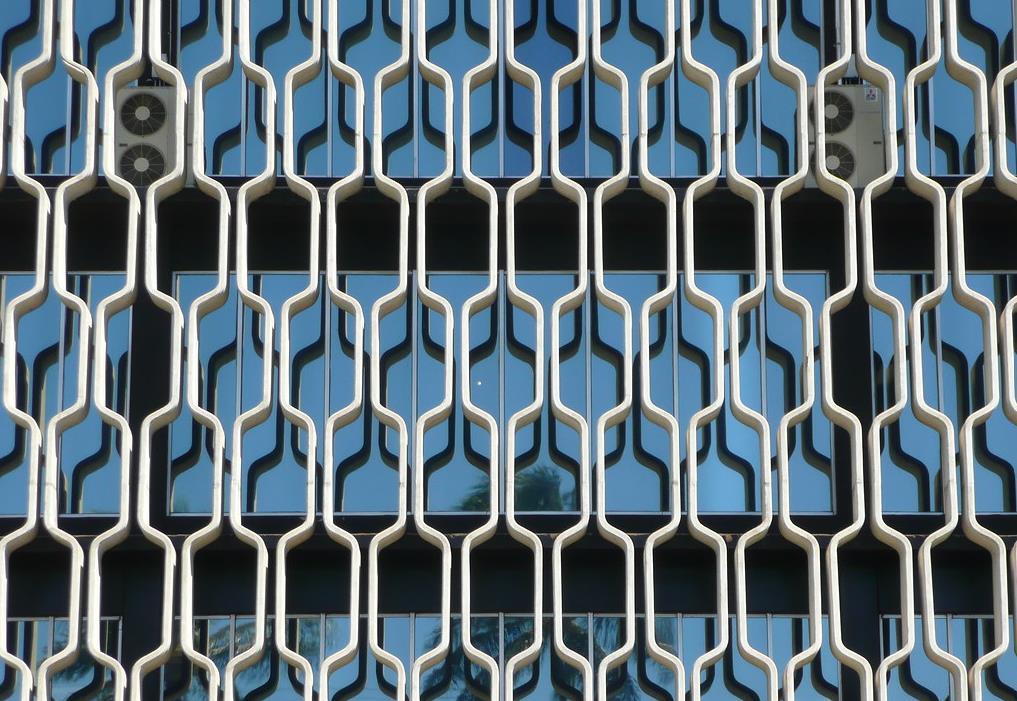 2.3.3 Деформисање елемената Елементи геометрије фасаде се могу трансформисати према унапред дефинисаним правилима, креирајући специфичан изглед фасаде.