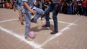 Pokretne igre Sačuvaj balon!! Igrajte se zajedno s djecom možete na otvorenom ili u zatvorenom prostoru. Potrbni su vam baloni i komadi špage.