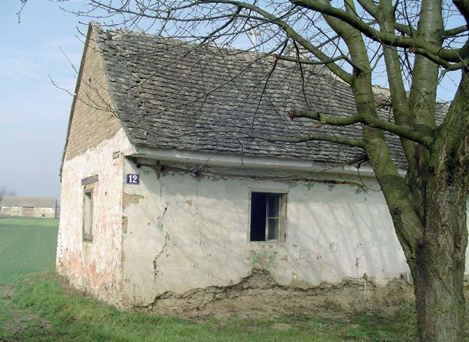 Tradicijska Kuća Slavonije i Baranje Priručnik za obnovu Sanacija mehanički oštećenih temelja Mehaničko propadanje je pojava koja se javlja u svim tipovima temeljne