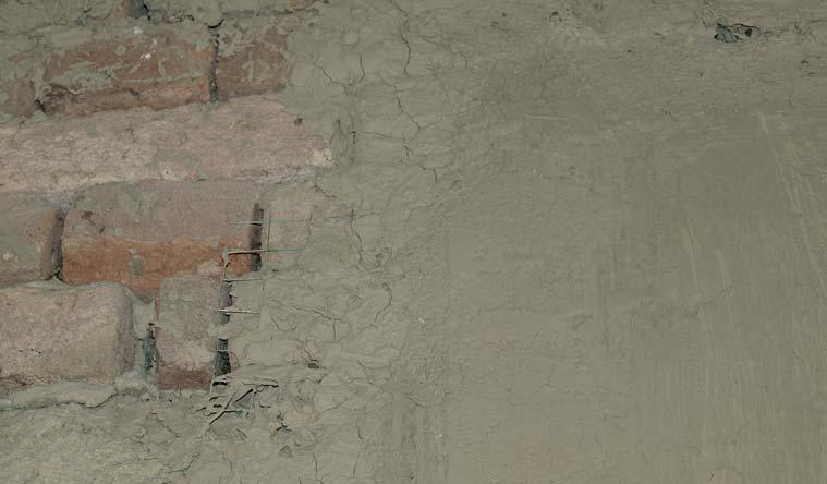 U slučaju oštećenja zida vlagom, nezdravi dio zida treba obiti do suhog materijala. Oštećenja završnog sloja treba zapuniti blatnom smjesom te zidove obijeliti.