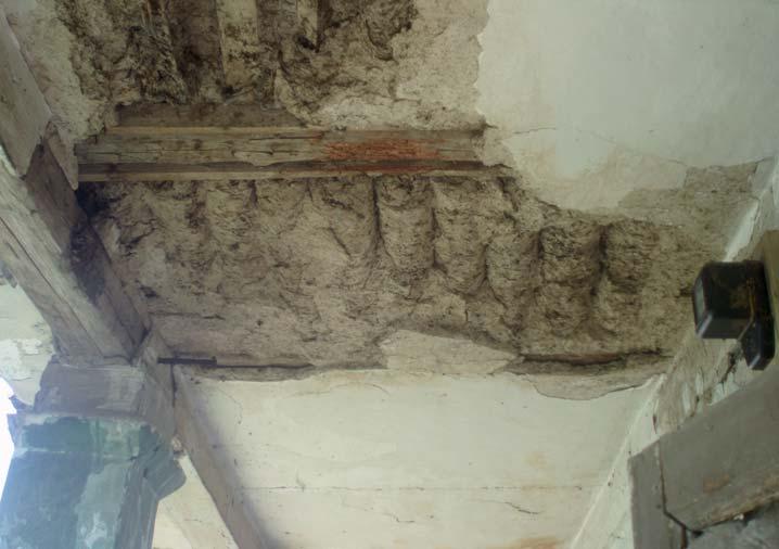 Tradicijska Kuća Slavonije i Baranje Priručnik za obnovu susrećemo i sijeno. Nakon sušenja, vitlovi se slažu jedan do drugog između stropnih greda.