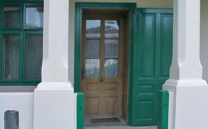 Vrata su elementi u vanjskim i unutarnjim plohama građevine (zidovima) s osnovnom zadaćom povezivanja i odjeljivanja, te sekundarno i osvjetljavanja i prozračivanja unutarnjeg  Prozori i vrata moraju