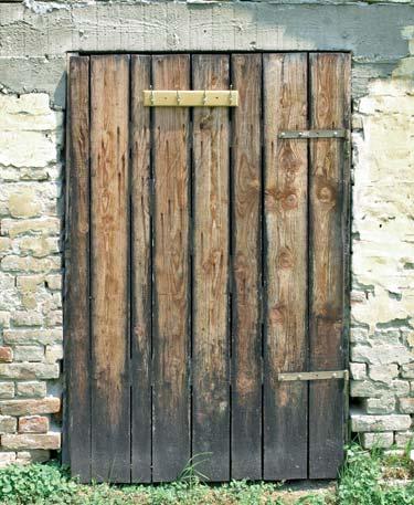 Tradicijska Kuća Slavonije i Baranje Priručnik za obnovu Obnovljena stara vrata, mlin Suza Obnovljena stara vrata, mlin Suza Testiranje drvene mase može se provesti šilom ili sličnim predmetom.