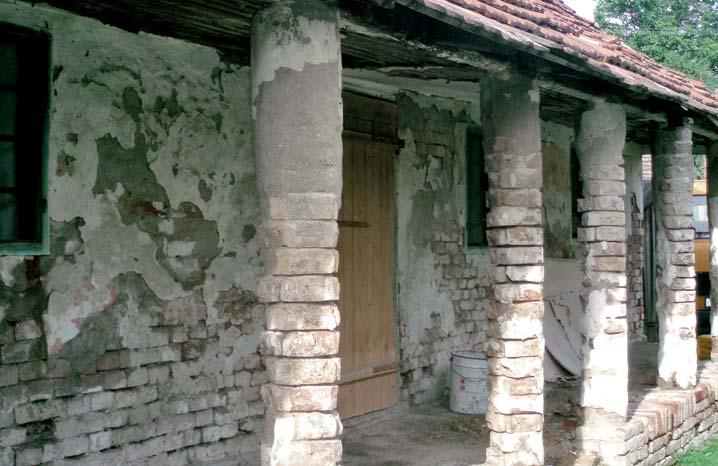 Tradicijska Kuća Slavonije i Baranje Priručnik za obnovu Tipovi trijema Najstariji oblik trijema je uvučeni trijem smješten ispred kuhinje i uvučen unutar volumena kuće.