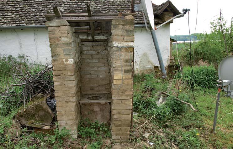 Priručnik za obnovu Tradicijska Kuća Slavonije i Baranje ponekad su susjedi imali i zajednički bunar. Smješteni su na podjednakoj udaljenosti od stambene zgrade, svinjaca i štala.