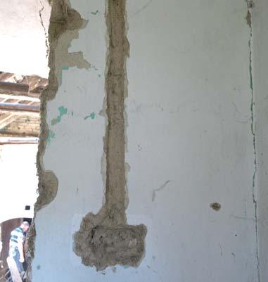 Razvod elektroinstalacija u kući bio je najčešće površinski, po zidu ili stropu, pomoću Bergmanovih cijevi (cijevi od aluminija izolirane