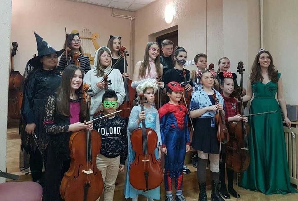 - Традиционални априлски Концерт-маскенбал ученика у класи Александре Ђорђевић одржан је 13. априла у сали школе.