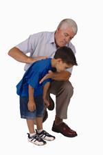5.4.2. Zbrinjavanje djeteta Kod djece mogu se primjenjivati udarci po leđima kao i kod dojenčeta. U djece primjenjuje se i pritiskanje trbuha tzv. Heimlichov zahvat.