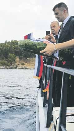 ле ја на остр ву Видо. Вен ци су положени и на спомен-обележје Морнарички крст, а венац Вла де Репу бли ке Срби је је положен и у плаву гробницу.