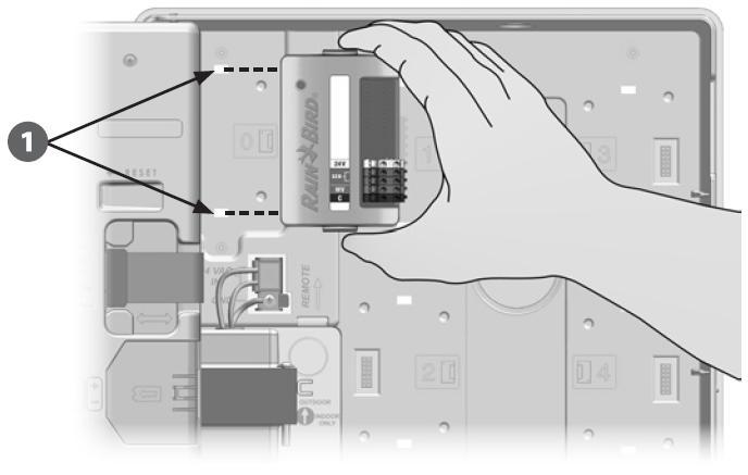 Usmjerite konektore na donjoj strani modula sa priključcima na priključnom mjestu 0 na poleđini programatora. Slika H.