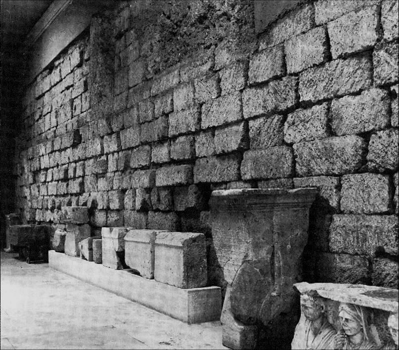 Rim, Kapitol, deo zida hrama Jupitera Kapitolskog (Kapitolinskog), najvećeg među ranim