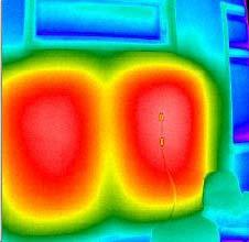 Na slici 6 je prikazan snimak Trombeovog zida infracrvenom kamerom, na obe lokacije. Maksimalne vrednosti temperatura u zidu 32-36 C se postižu u vremenskom intervalu od 20:00-21:00 [7].