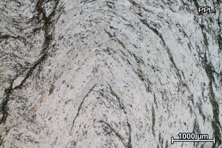 4.2. Mikrostrukturne značajke uzoraka Vranovo Tekstura stijene je škriljava. Mineralni sastav uzorka: muskovit ( 25 vol.%), kvarc ( 20 vol.%), kalcit ( 20 vol.%), klorit ( 15 vol.