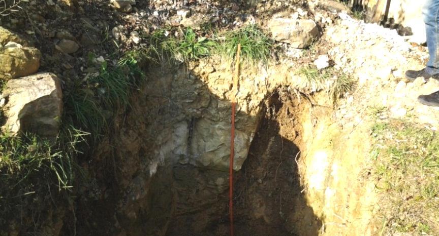 TOČKA 6 28.10.2014. Od mjesta Ćuki prema Svetoj Barbari, na elevaciji od 270 m n.m., nalazi se iskopna jama dubine 180 cm za buduću septičku.