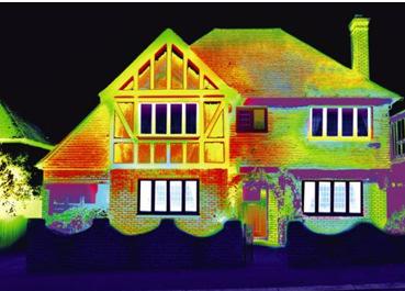 Neizolovana kuća tokom zime gubi toplotu, dok se leti zagreva. Na slici 3.1. je prikazano koliko toplote se izgubi ili primi kroz neizolovane delove kuće. Slika 3.1. Gubici i primanja toplote neizolovane kuće Na slici 3.