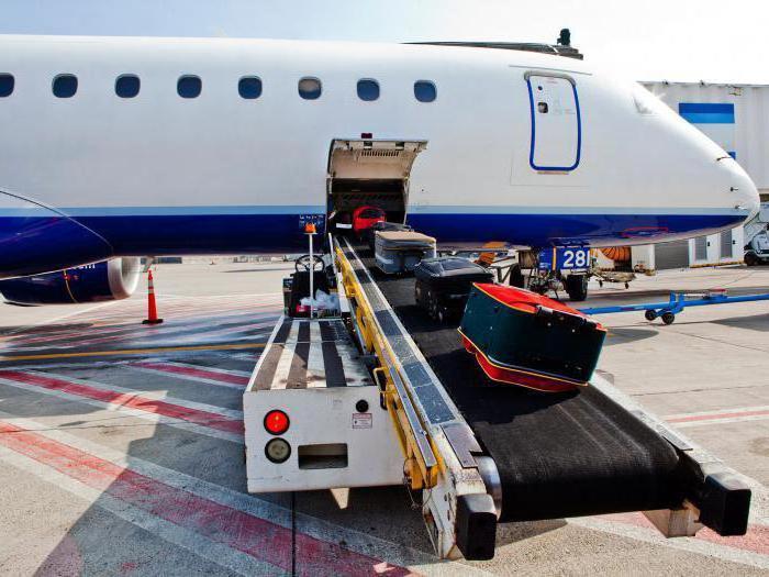 Slika 17. Mobilna traka za utovar i istovar prtljage, [12] Za prijevoz tereta između terminala i zrakoplova koriste se transporter, utovarivač i ULD kolica.
